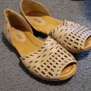 Earth Brands Peep toe cutout sandal